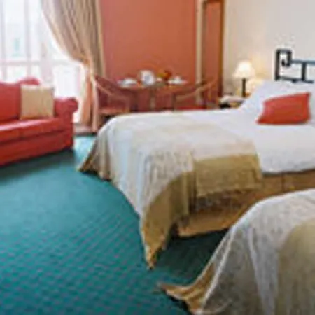 Woodlands & Leisure Centre מלון