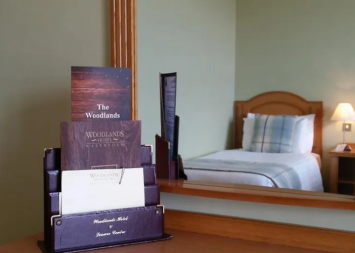 מלון Woodlands & Leisure Centre